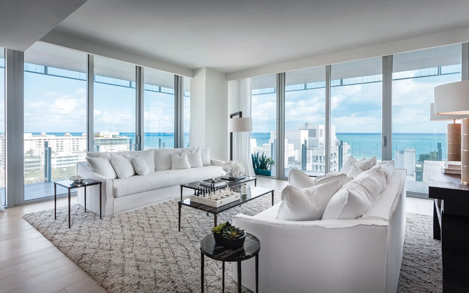 Soggiorno di una residenza pied-à-terre in Florida con interior design contemporaneo — soluzione di pregio per uso vacanze e investimento